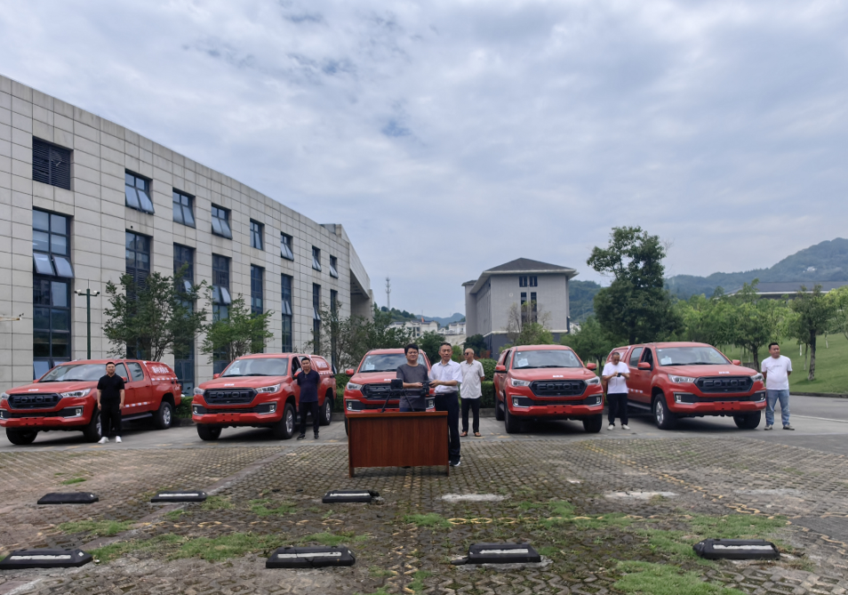 民族品牌中国力量!大将军皮卡批量交付器材消防车守护消防安全
